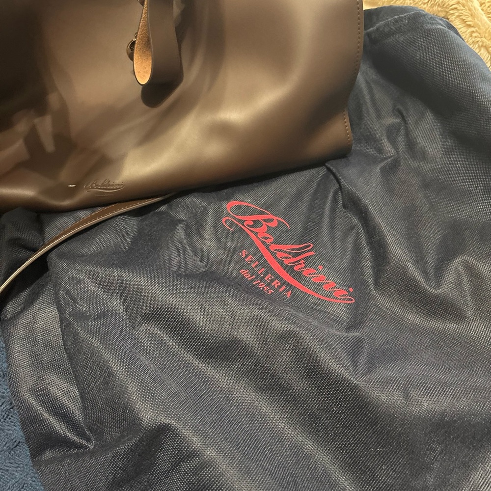 Elegant Brown Leather Tote Bag - Picture 3 of 3